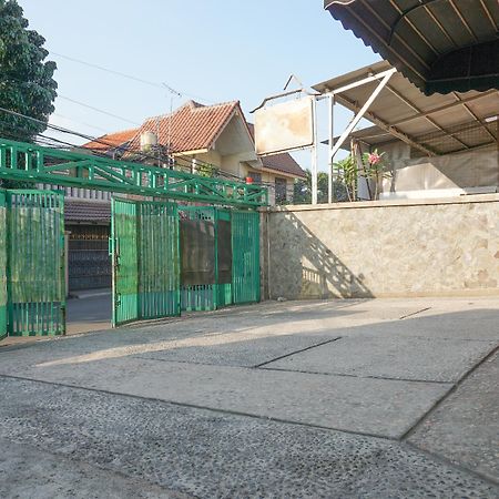 Отель Reddoorz Near Kemang Square Джакарта Экстерьер фото