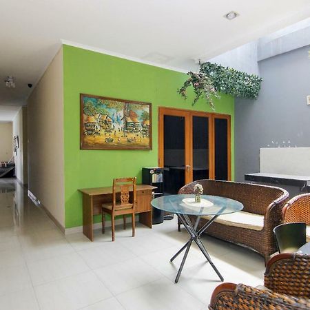 Отель Reddoorz Near Kemang Square Джакарта Экстерьер фото