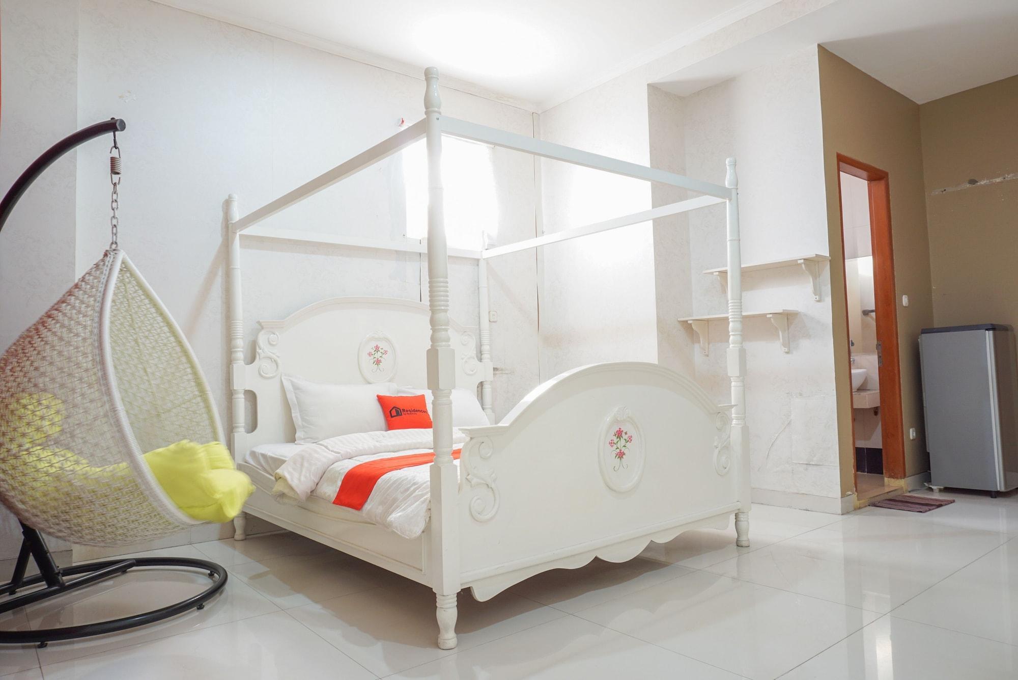 Отель Reddoorz Near Kemang Square Джакарта Экстерьер фото