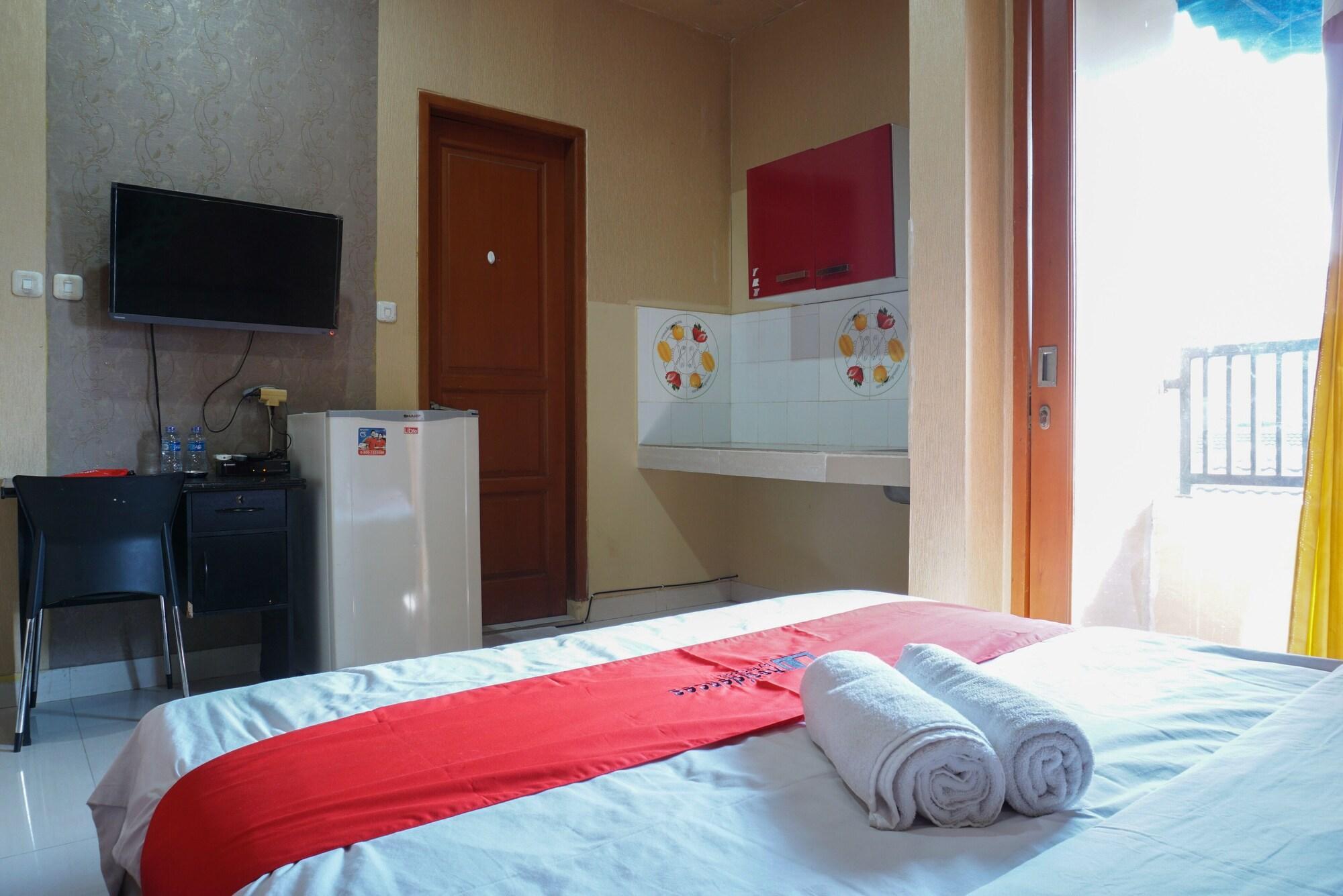 Отель Reddoorz Near Kemang Square Джакарта Экстерьер фото