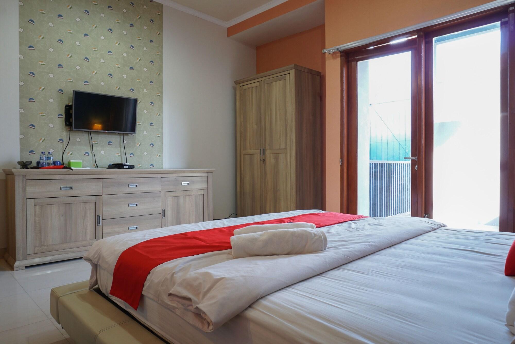 Отель Reddoorz Near Kemang Square Джакарта Экстерьер фото