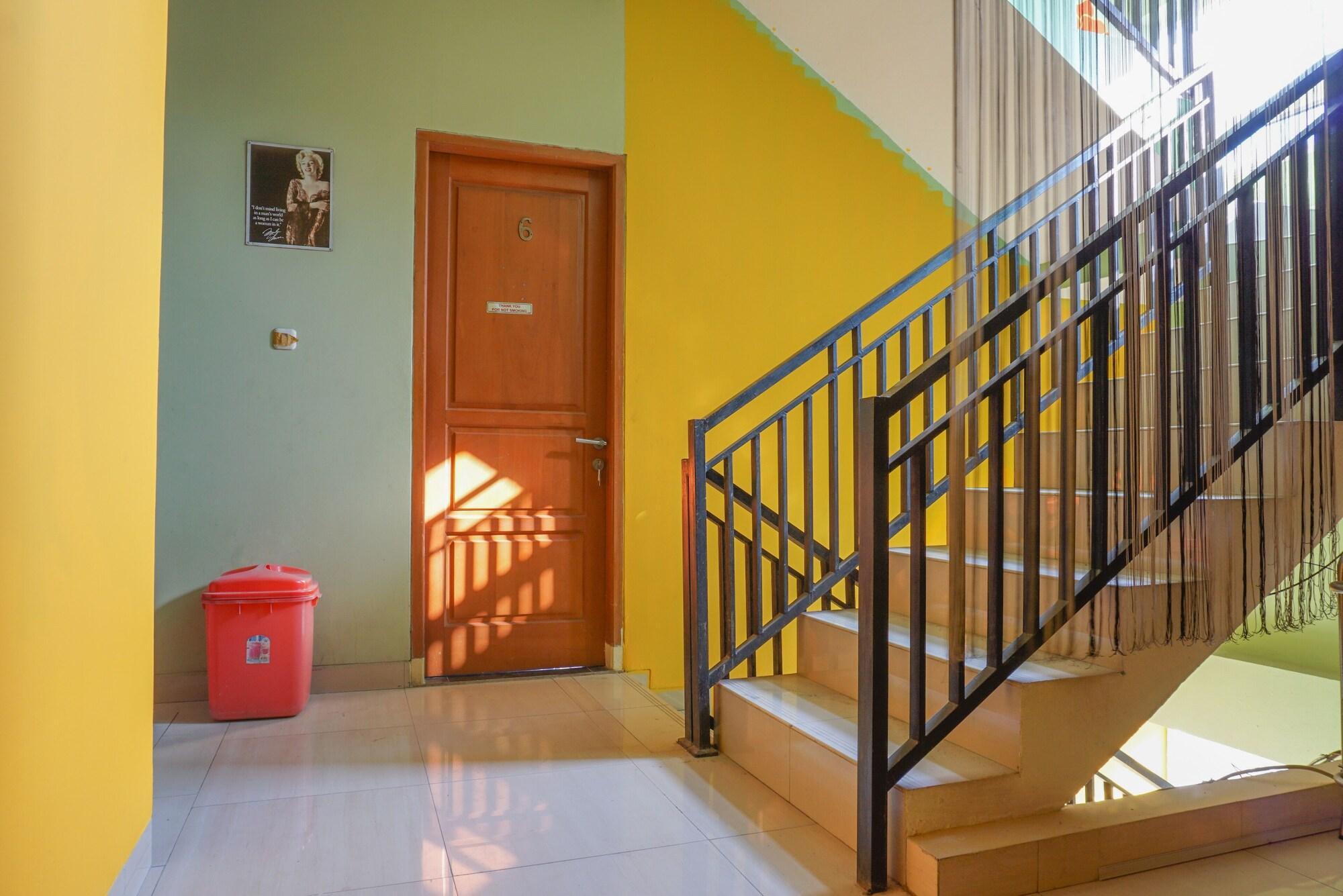 Отель Reddoorz Near Kemang Square Джакарта Экстерьер фото
