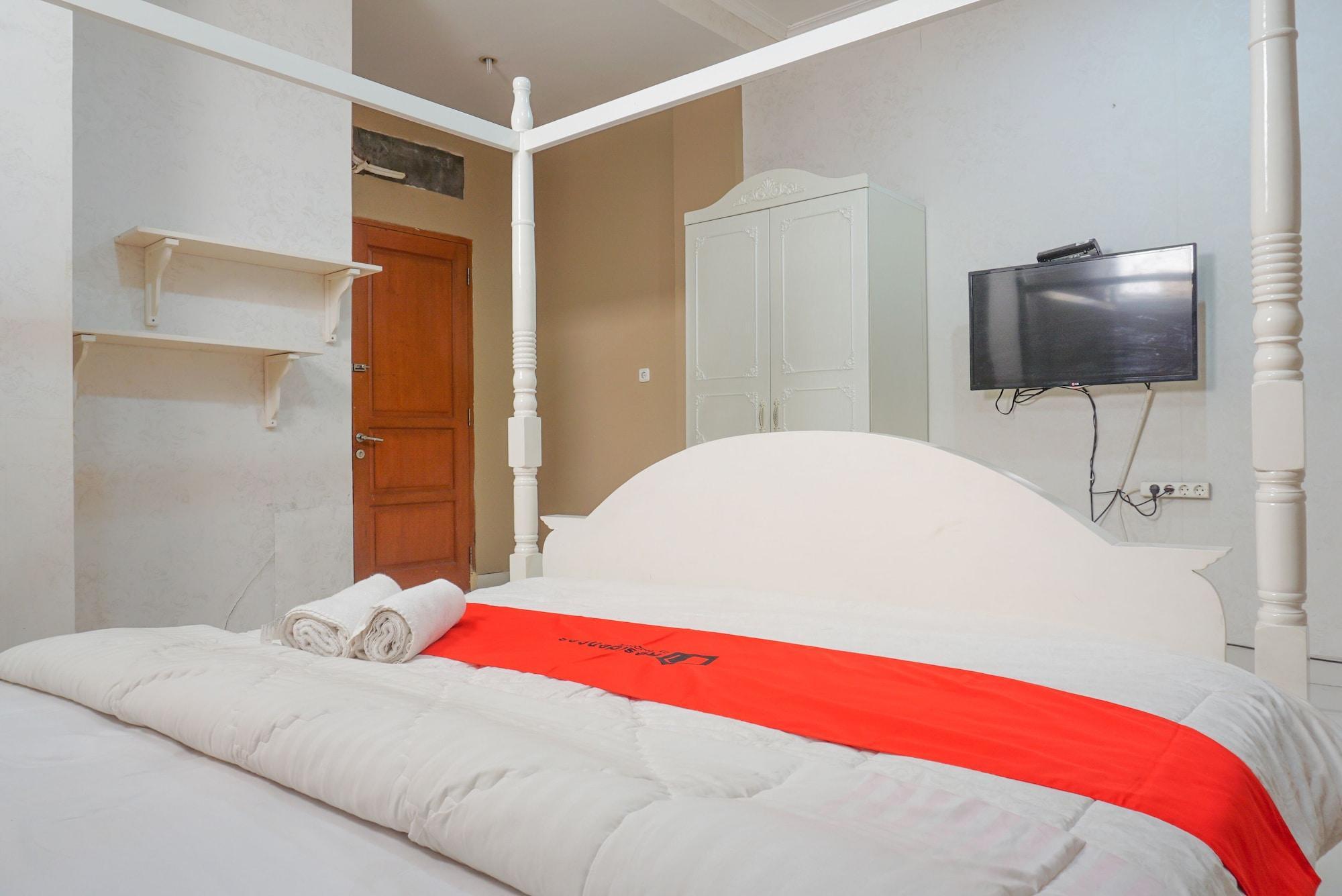 Отель Reddoorz Near Kemang Square Джакарта Экстерьер фото