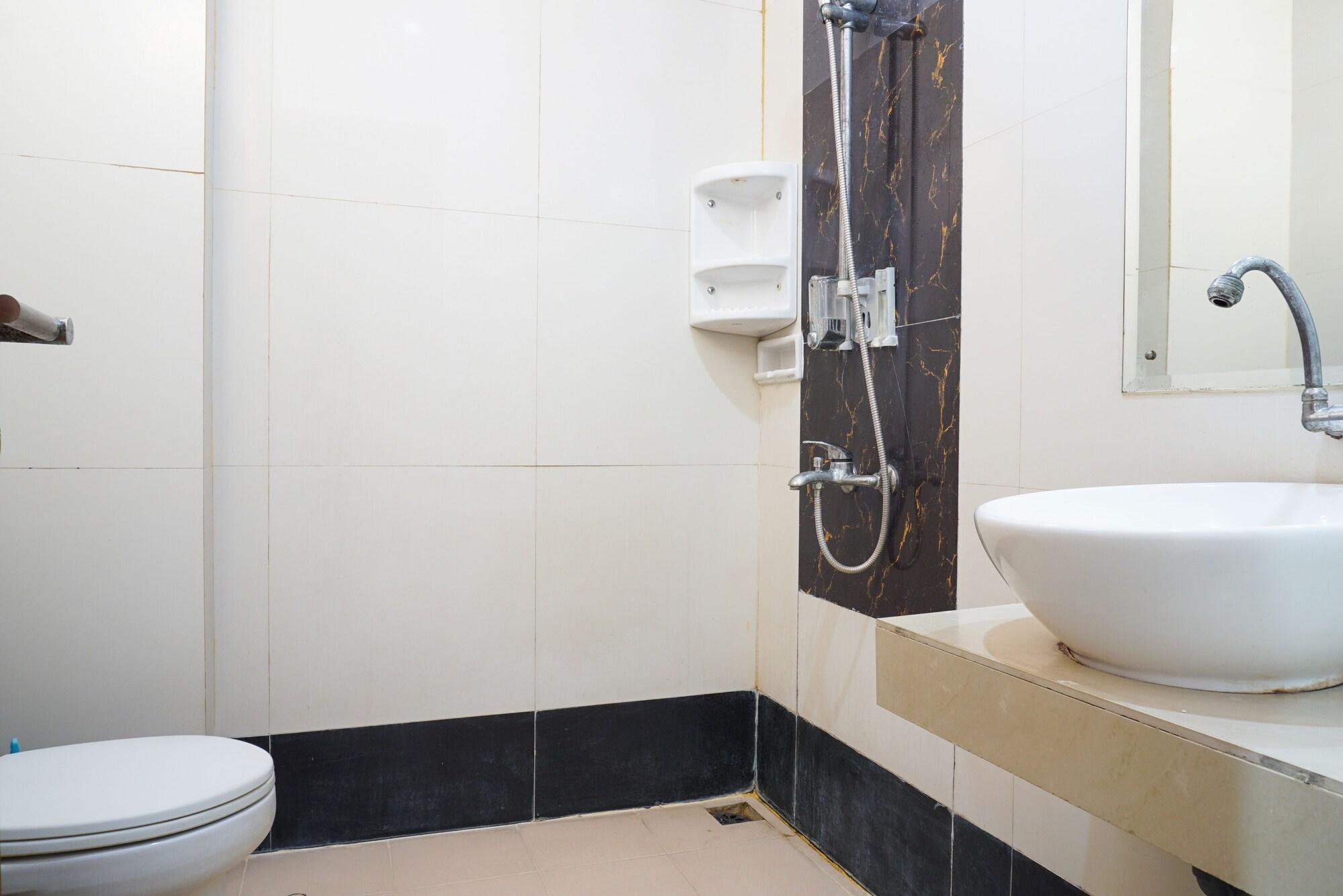 Отель Reddoorz Near Kemang Square Джакарта Экстерьер фото