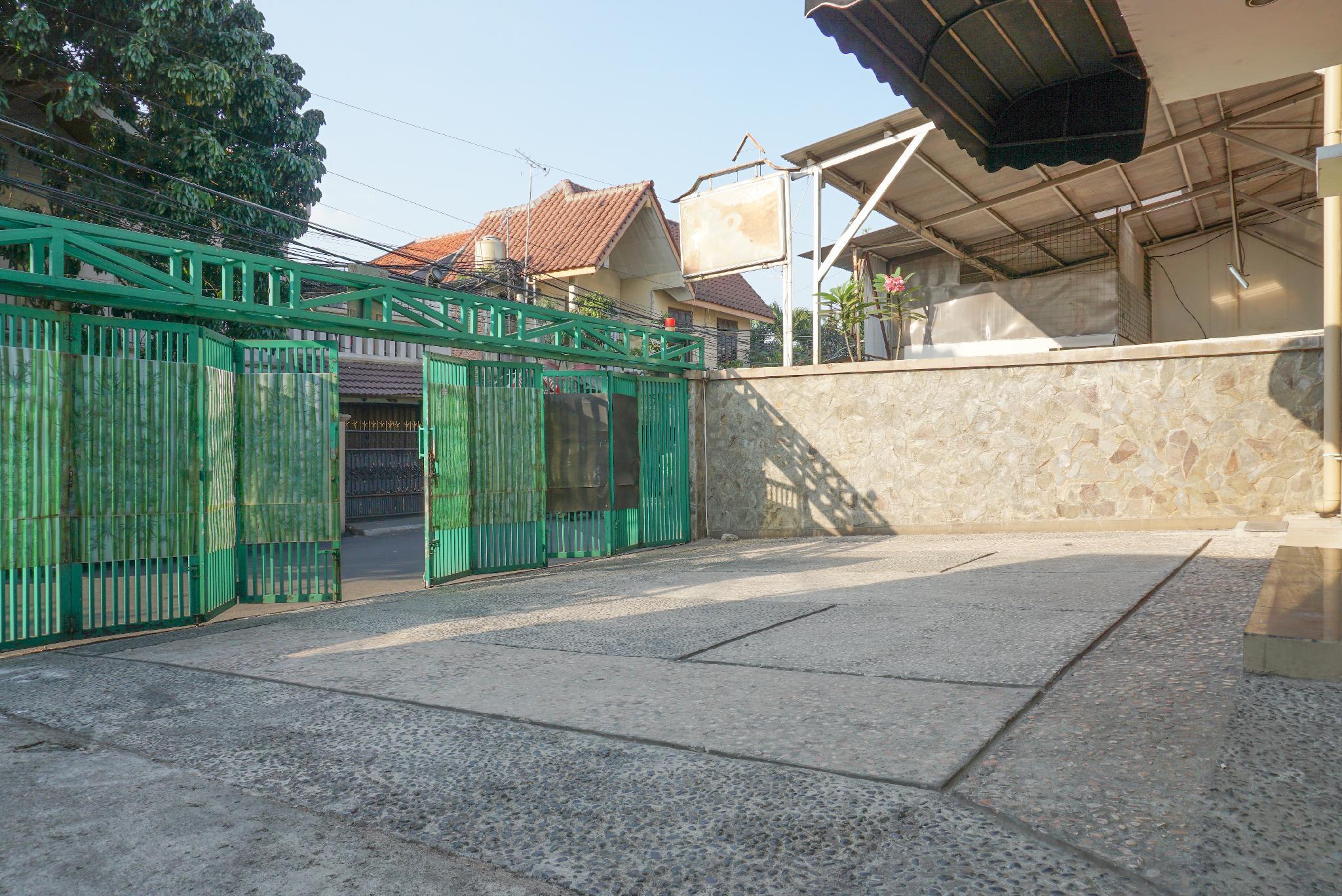 Отель Reddoorz Near Kemang Square Джакарта Экстерьер фото