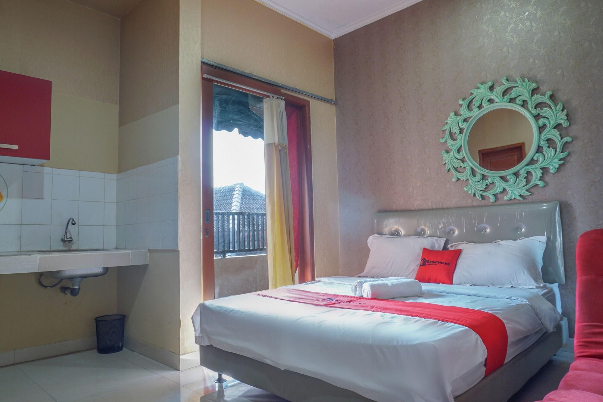 Отель Reddoorz Near Kemang Square Джакарта Экстерьер фото