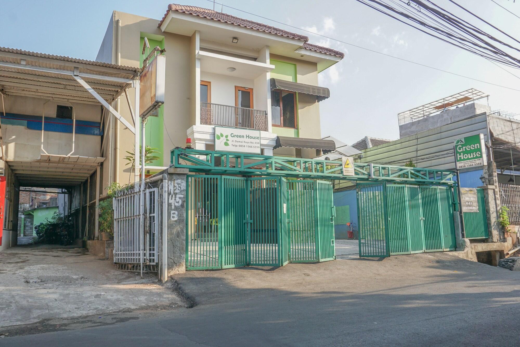 Отель Reddoorz Near Kemang Square Джакарта Экстерьер фото